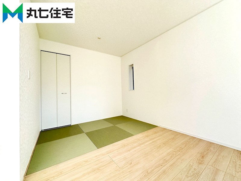 蒲郡市大塚町第13　丸山　2号棟  内観写真（リビング以外の居室）