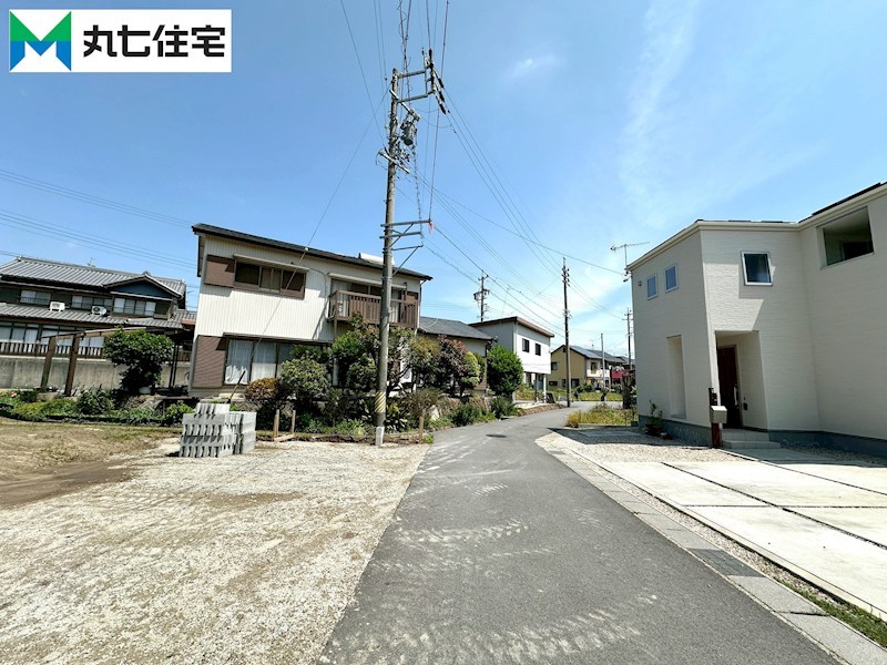 蒲郡市形原町北大明地　2号棟  現地写真（前面道路含む現地写真）