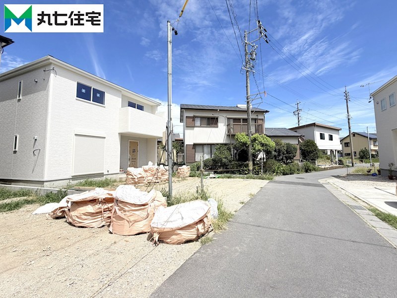 蒲郡市形原町北大明地　2号棟  現地写真（前面道路含む現地写真）