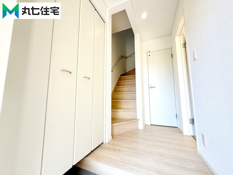 蒲郡市三谷町第13　七舗　1号棟 現地写真（玄関）