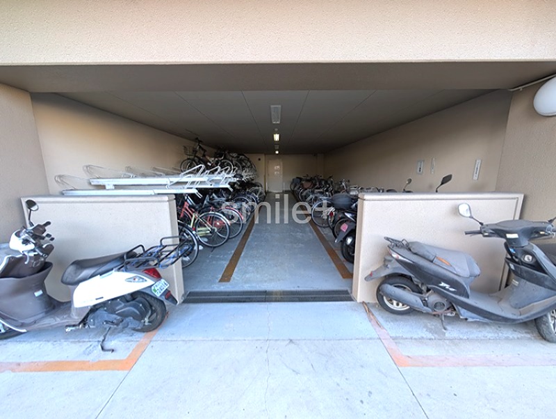 リビンコート問屋町タワー 共用部写真（駐車場）