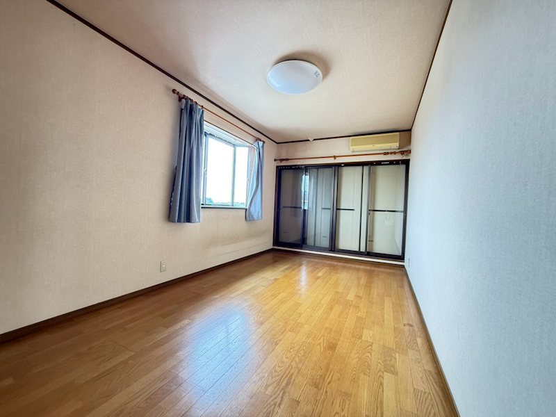 青梅市今井２丁目 中古戸建 内観写真（リビング以外の居室）