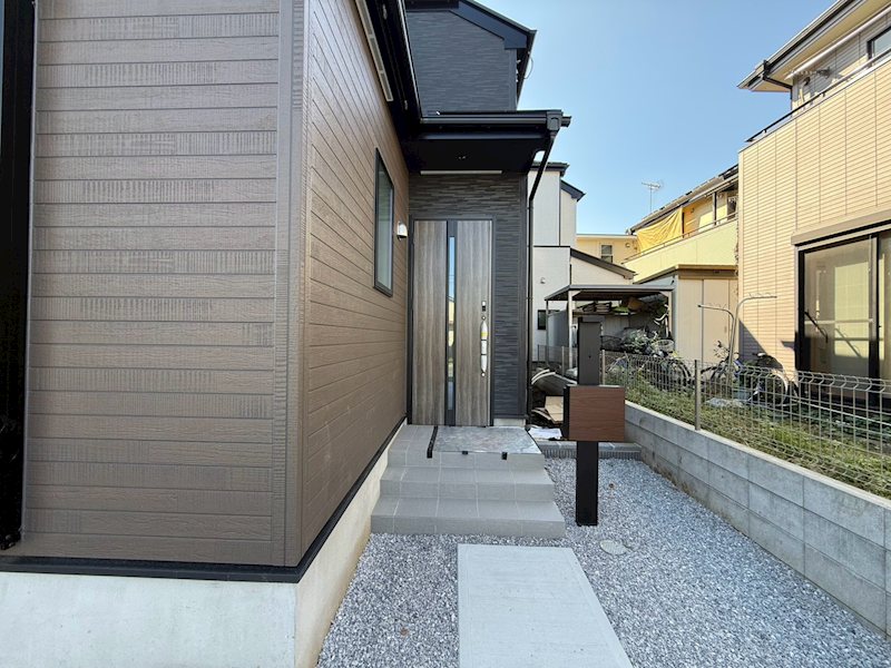 青梅市今井２期 １号棟 新築 現地写真（玄関）