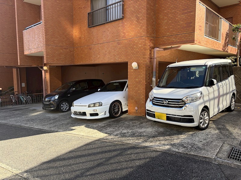 ロイヤルマンション小笹 共用部写真（駐車場）