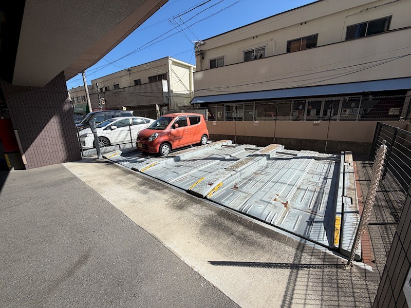 サングレート井尻駅前 共用部写真（駐車場）