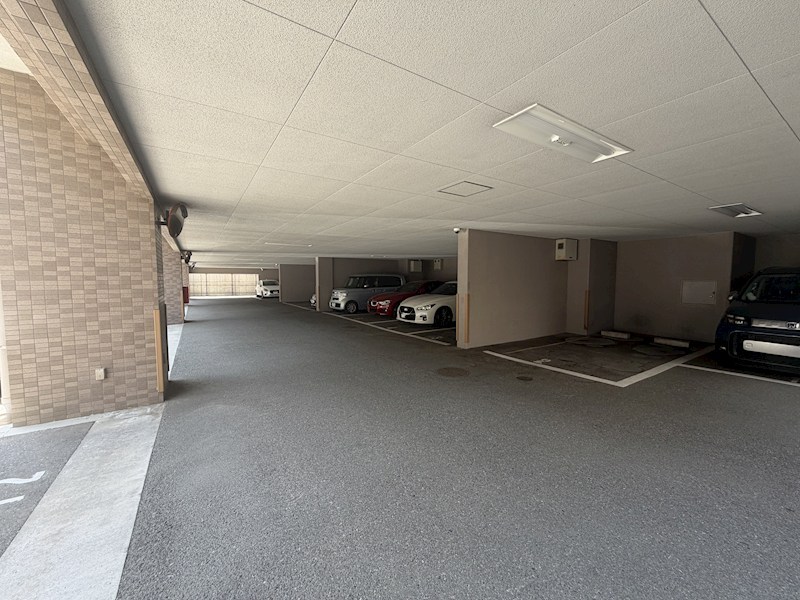 アーバンパレスアクス大濠 共用部写真（駐車場）