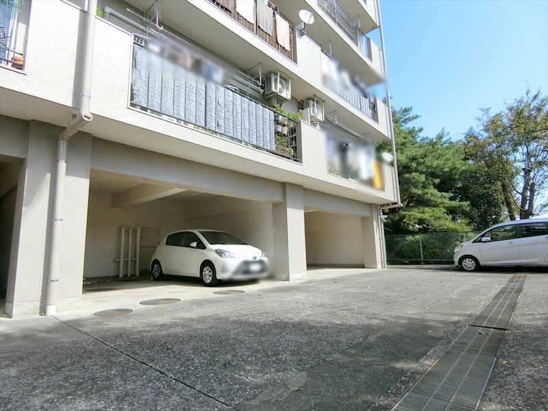 柿生住宅 共用部写真（駐車場）