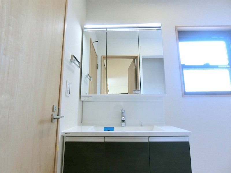川崎市中原区井田中ノ町戸建 内観写真（洗面台・洗面所）