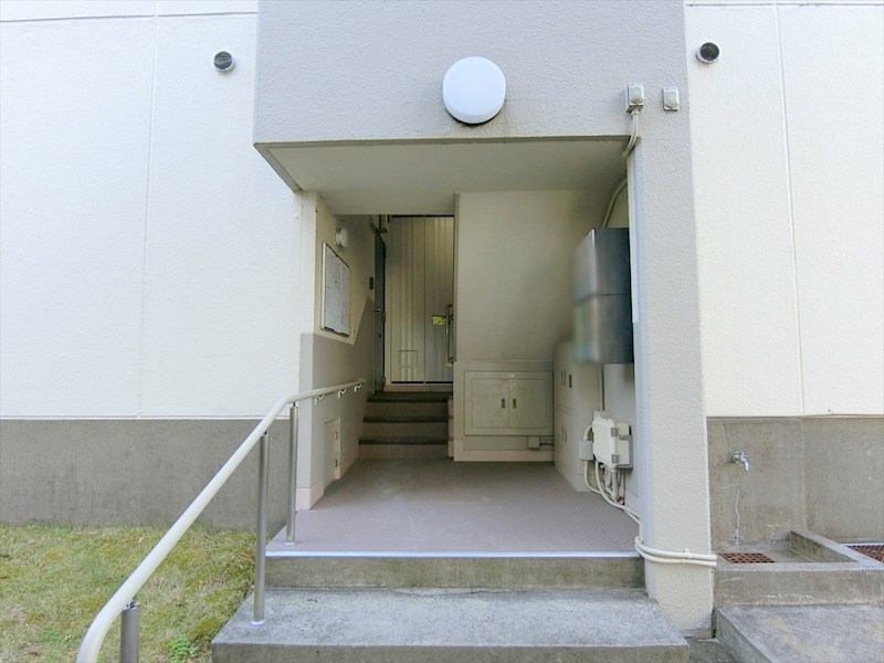 生田住宅1号棟 共用部写真（エントランス）