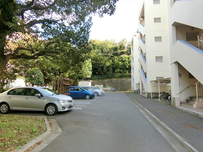 生田住宅1号棟 共用部写真（駐車場）
