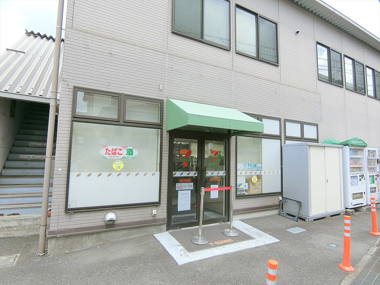 生田住宅1号棟 コンビニ