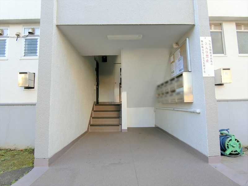 上平間住宅1号棟  共用部写真（エントランス）