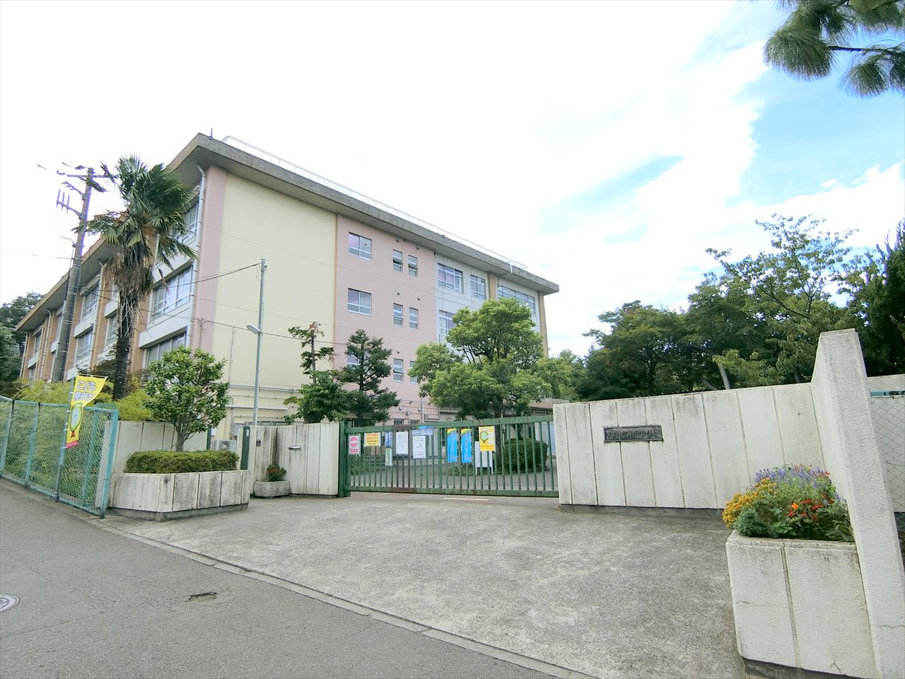ライオンズヒルズ梶が谷 小学校