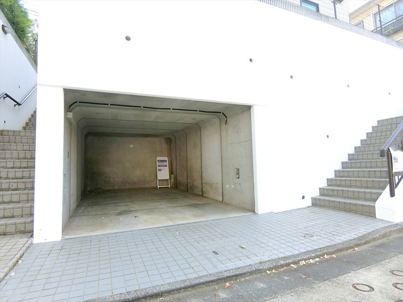 川崎市宮前区西野川3丁目戸建 現地写真（駐車場）