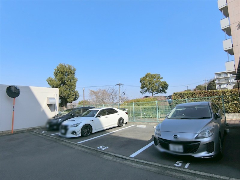 サンビームヒルズ西菅5号棟 共用部写真（駐車場）