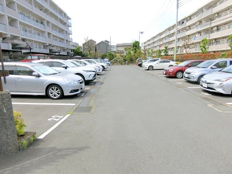 サンビームヒルズ西菅4号棟 共用部写真（駐車場）