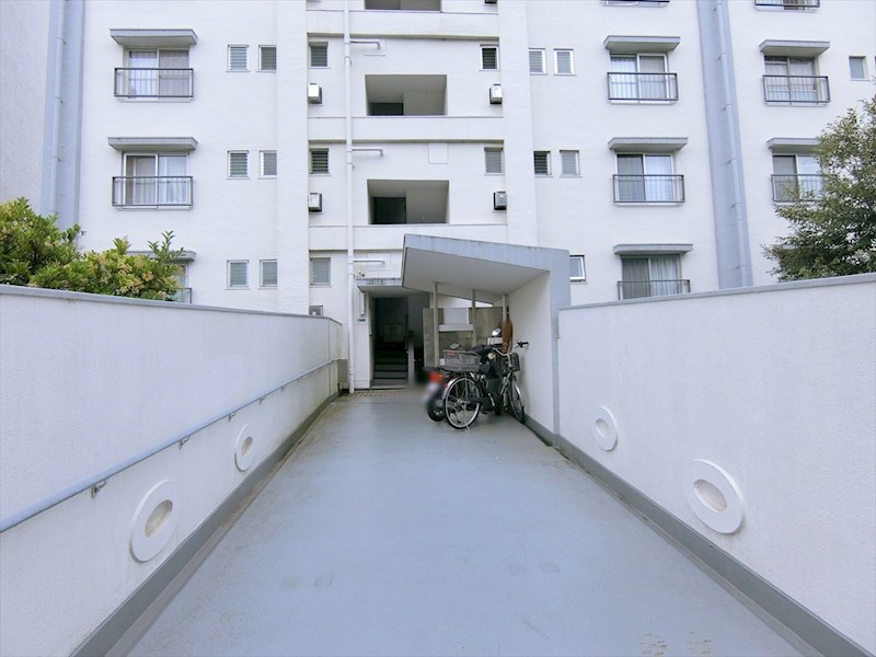 麻生台団地22号棟 共用部写真（エントランス）