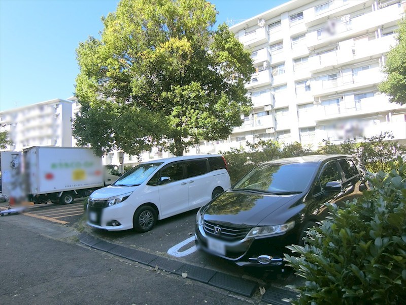 麻生台団地22号棟 共用部写真（駐車場）
