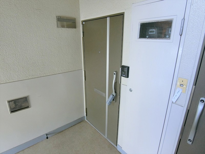 西市ヶ尾ドエリングB棟 現地写真（玄関）