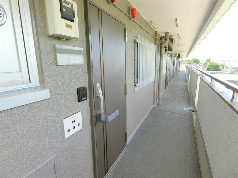 しらとり台住宅2号棟 現地写真（玄関）