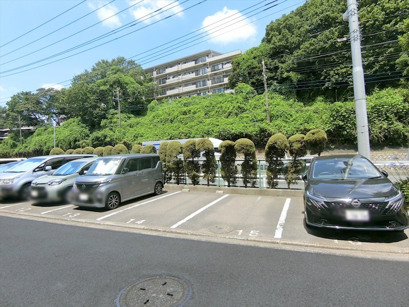 しらとり台住宅2号棟 共用部写真（駐車場）