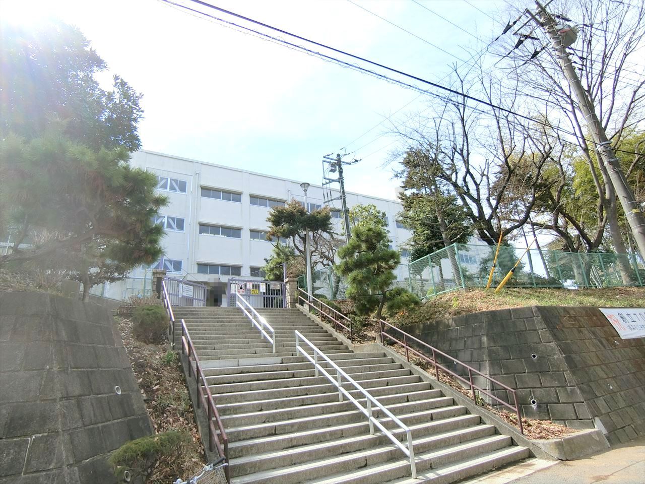 しらとり台住宅2号棟 中学校