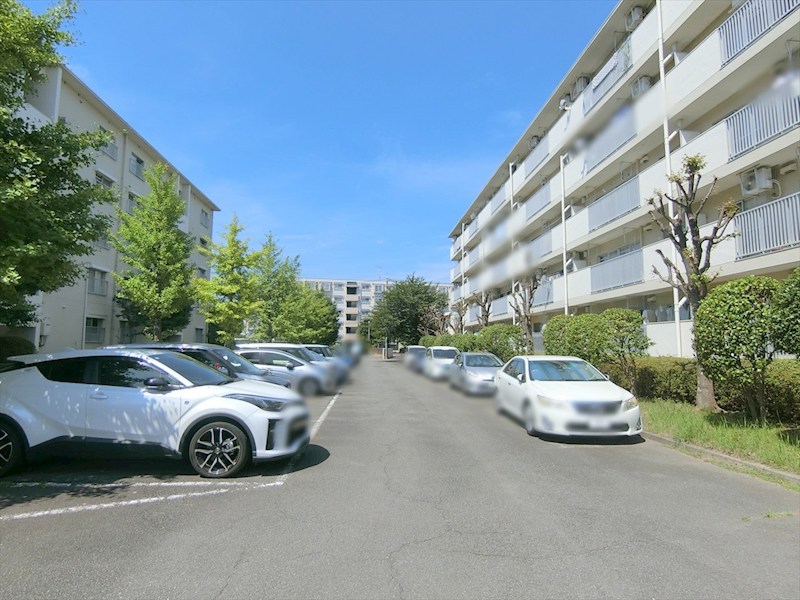 中野島住宅2号棟 共用部写真（駐車場）
