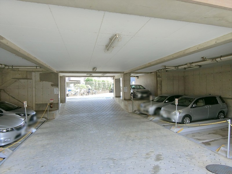 コスモ久地 共用部写真（駐車場）