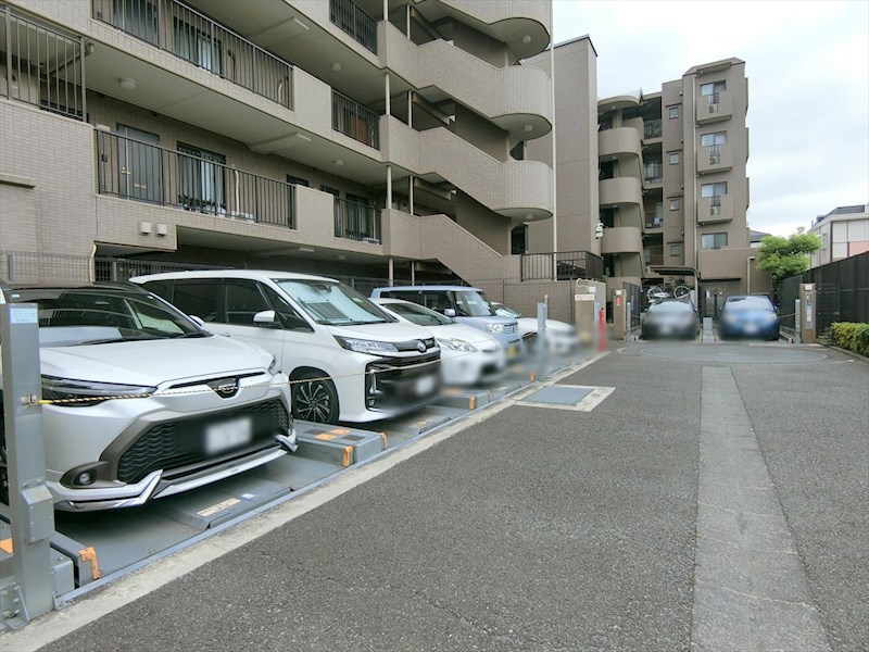 ライオンズプラザ武蔵新城 共用部写真（駐車場）
