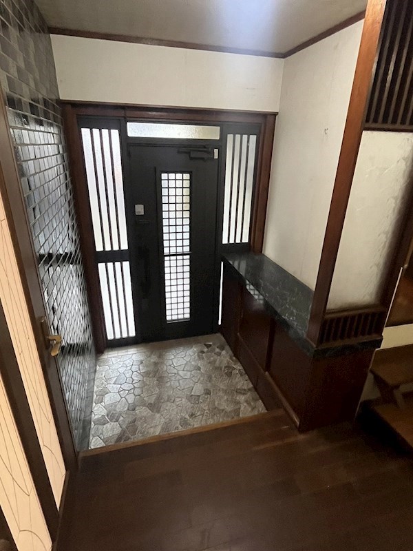 鳴竹一丁目戸建 現地写真（玄関）
