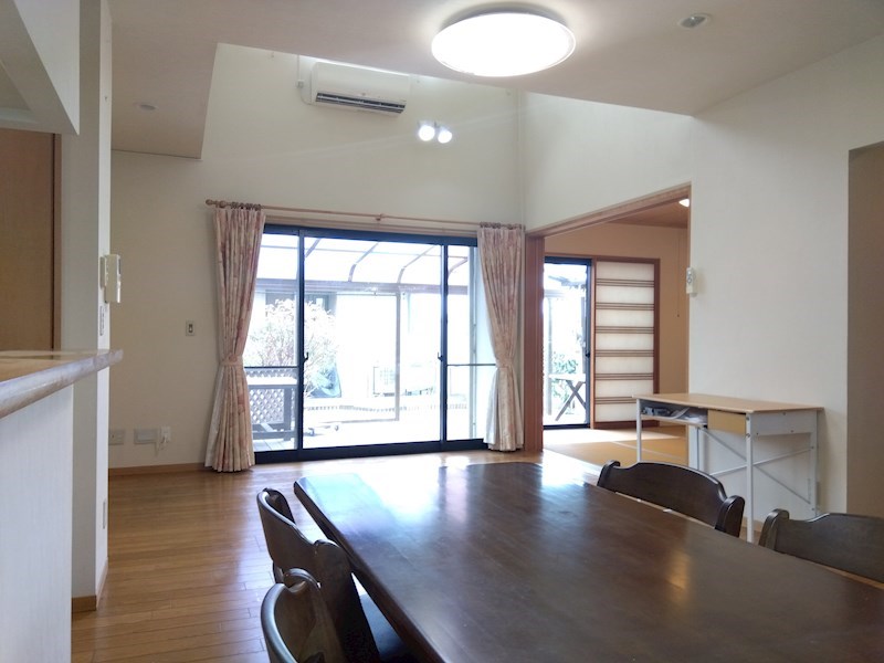 泉中央八丁目戸建 内観写真（リビング）