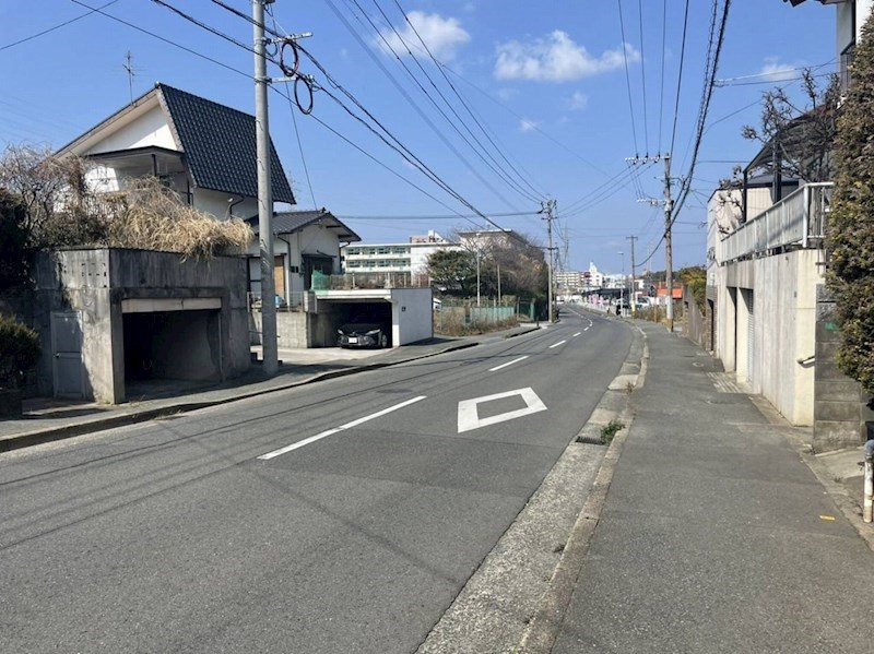 青山三丁目貸家（岡邸） 現地写真（前面道路含む現地写真）