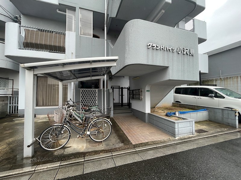 グランドハイツ小沢見 共用部写真（エントランス）