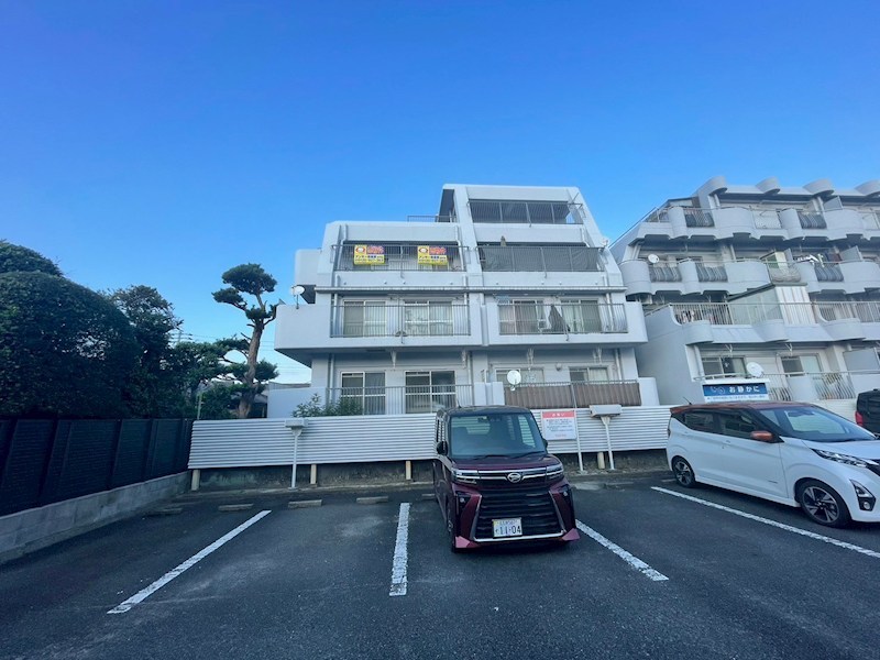 グランドハイツ小沢見 共用部写真（駐車場）