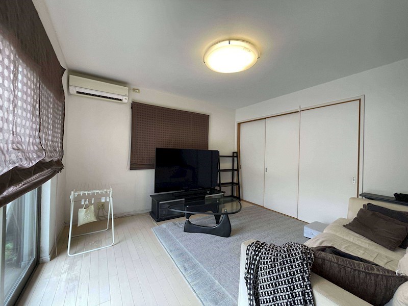 貫弥生が丘三丁目12番戸建 内観写真（リビング）