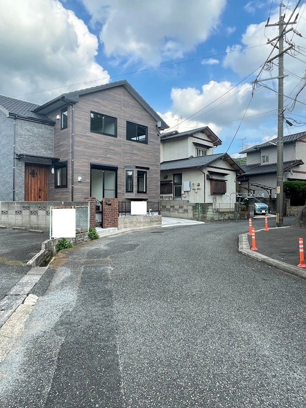 石坂二丁目戸建 現地写真（前面道路含む現地写真）