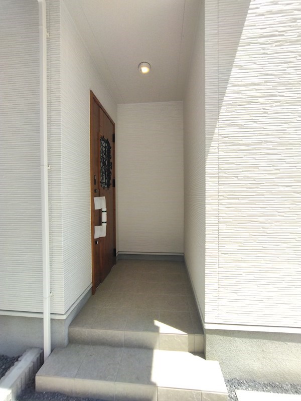 松の本二丁目戸建1号棟 現地写真（玄関）
