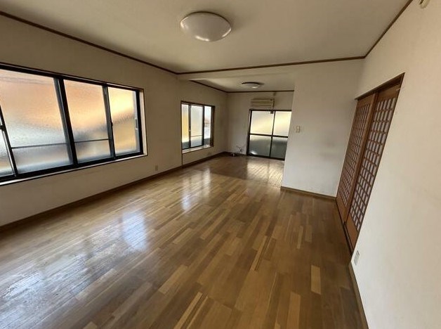 西鞘ケ谷町戸建 内観写真（リビング以外の居室）