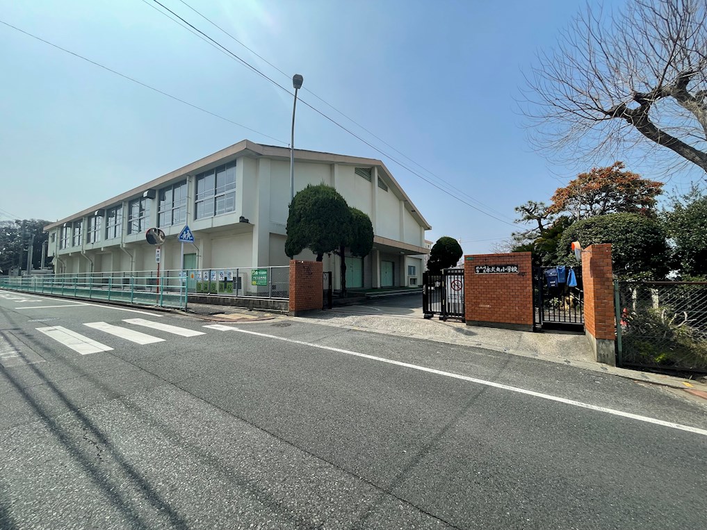 ホワイトキャッスル今池電停前 小学校