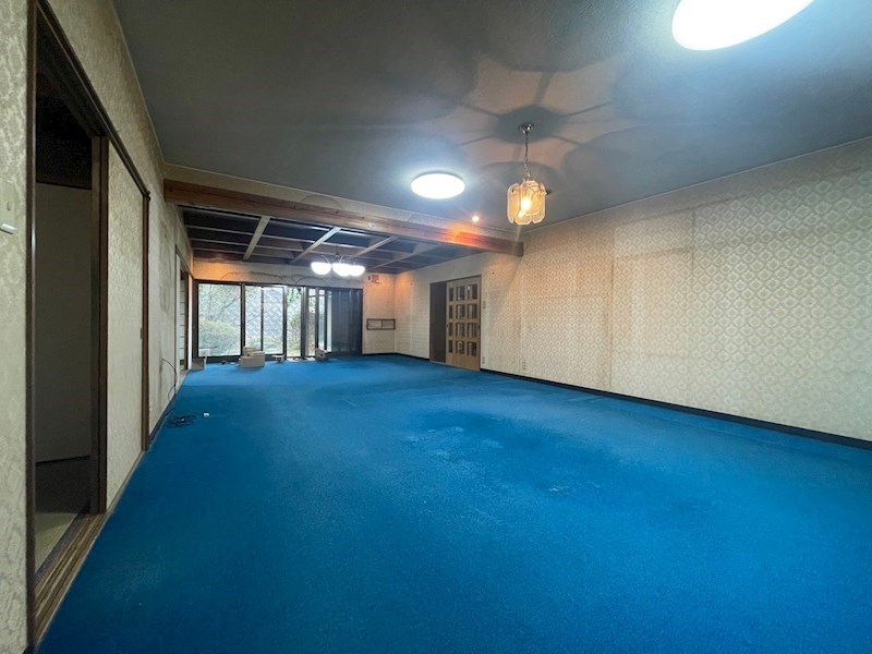 霧ヶ丘二丁目13番戸建 内観写真（リビング）