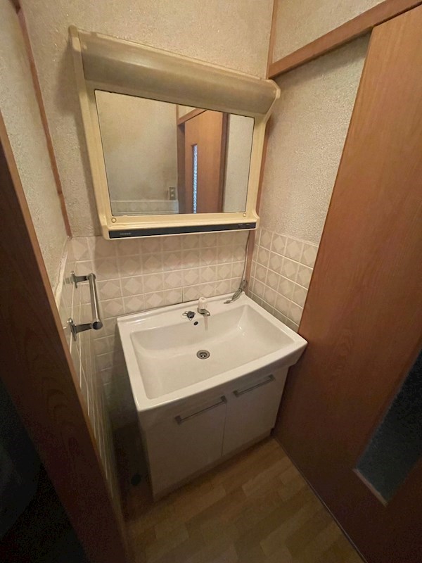 霧ヶ丘二丁目13番戸建 内観写真（洗面台・洗面所）
