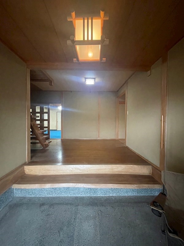 霧ヶ丘二丁目13番戸建 現地写真（玄関）