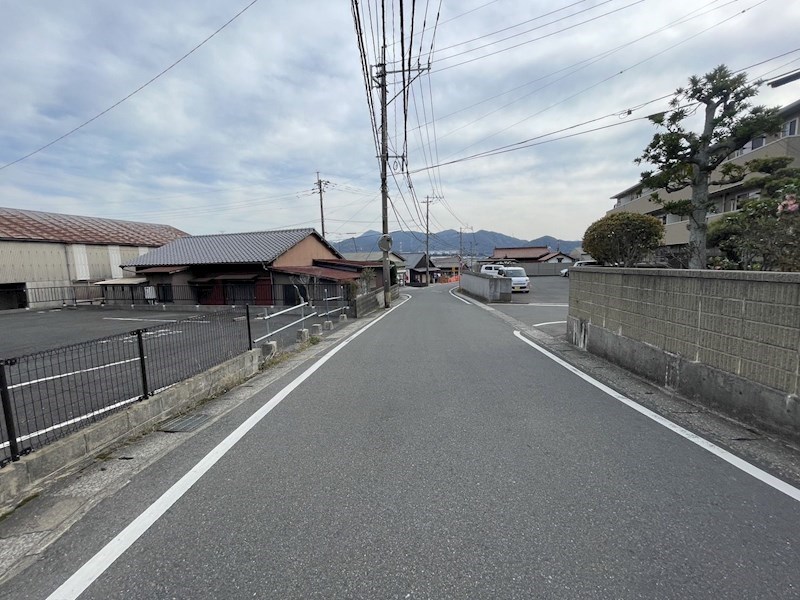 上葛原一丁目2番土地 現地写真（前面道路含む現地写真）