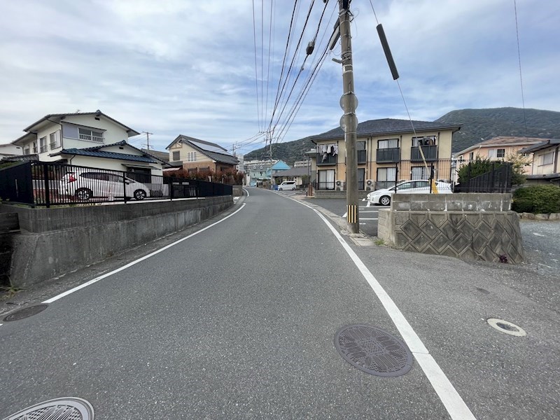 上葛原一丁目2番土地 現地写真（前面道路含む現地写真）