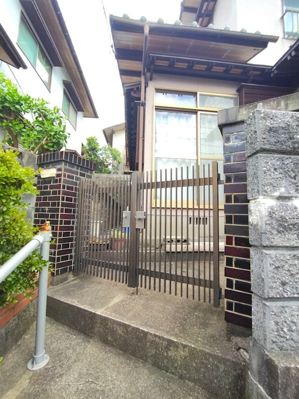 上の原一丁目戸建 現地写真（玄関）