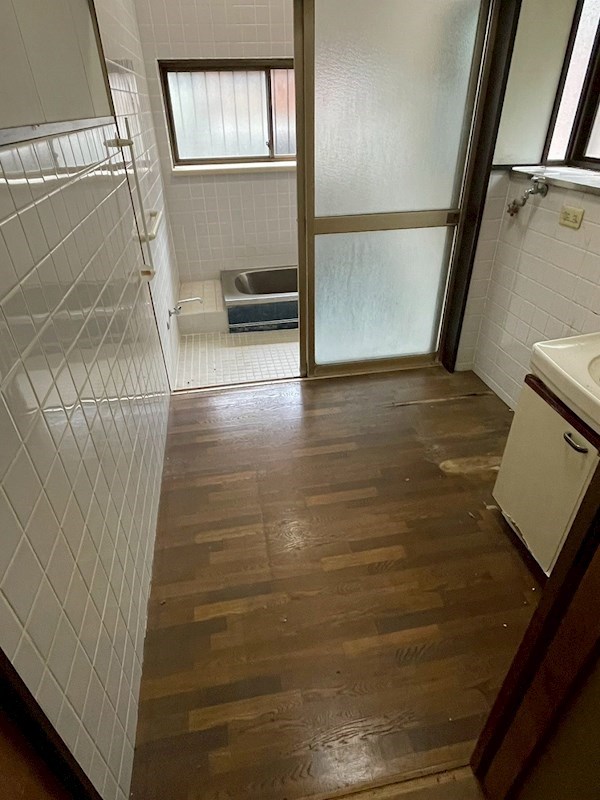 中間二丁目8番戸建 内観写真（洗面台・洗面所）
