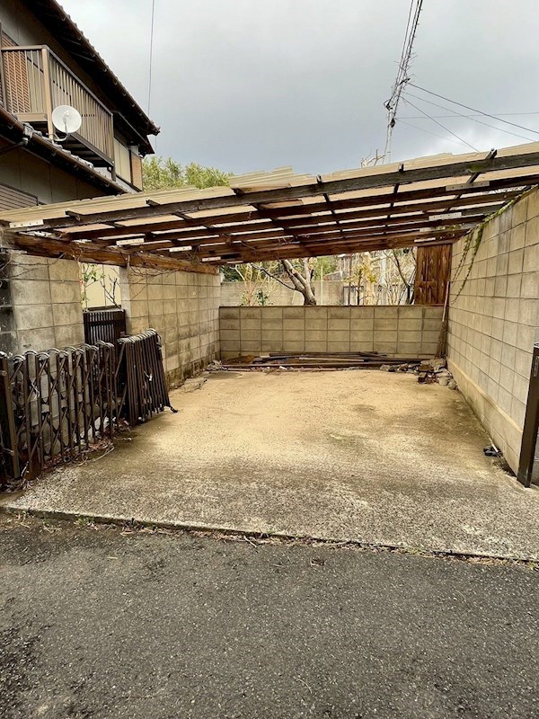 中間二丁目8番戸建 現地写真（駐車場）