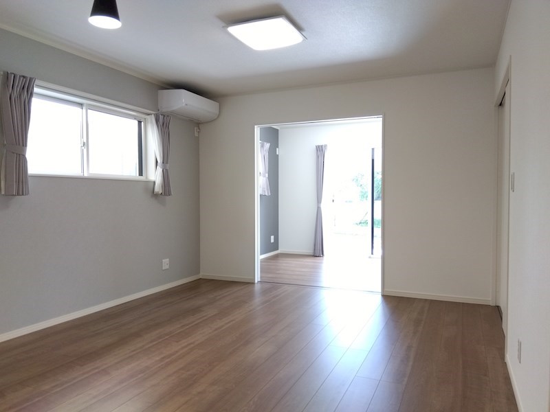 湯川三丁目戸建B棟 内観写真（リビング）