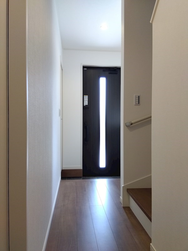 湯川三丁目戸建B棟 現地写真（玄関）