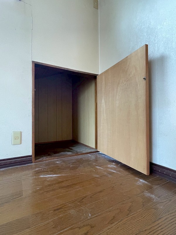 深坂二丁目1番戸建 内観写真（収納）